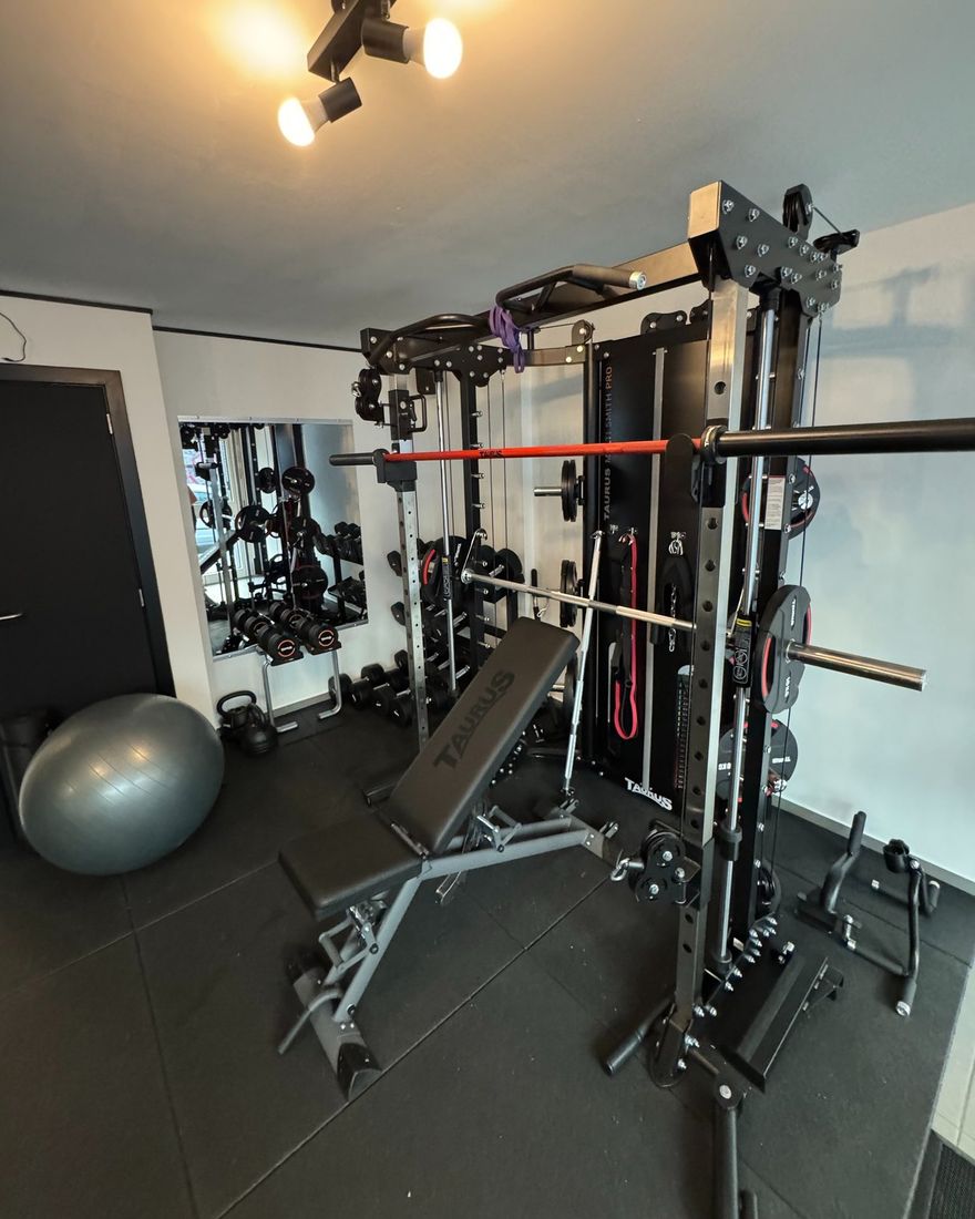 Zone musculation de My Sport Zone : station multi, smith machine et banc, salle vide