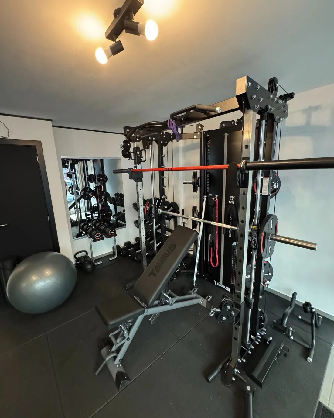Zone musculation de My Sport Zone : station multi, smith machine et banc, salle vide